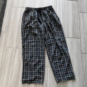 Izod Men's Plaid Sweatpants in Black and Gray